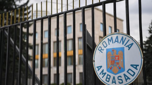 Табличка у здания посольства Румынии в Москве