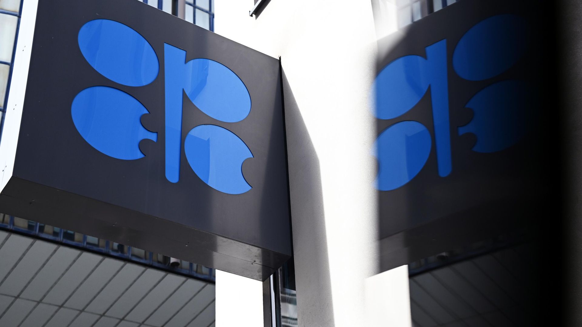 Логотип Организации стран — экспортеров нефти (ОПЕК) на здании штаб-квартиры организации в Вене - ПРАЙМ, 1920, 13.02.2026