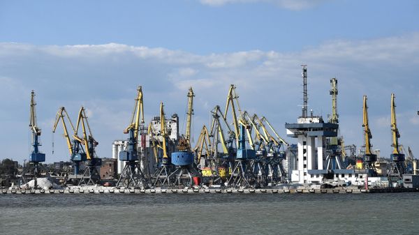 Портовые краны в морском порту в Мариуполе