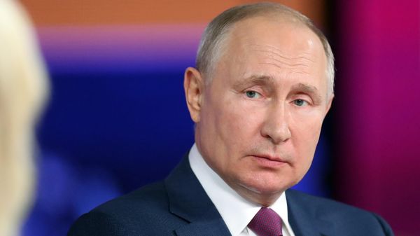 Президент РФ Владимир Путин отвечает на вопросы россиян во время ежегодной специальной программы Прямая линия с Владимиром Путиным