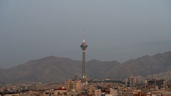 Вид на телебашню Бордж-е Милад в Тегеране