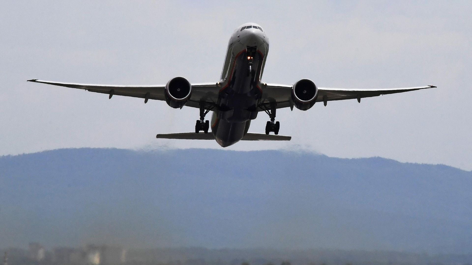 Самолет Boeing 777-300 ER  С.Есенин авиакомпании Аэрофлот во время взлета в международном аэропорту имени В. К. Арсеньева во Владивостоке - ПРАЙМ, 1920, 08.09.2025
