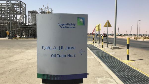 Табличка на объекте Saudi Aramco