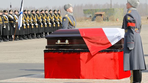 Тело президента Польши Леха Качиньского, погибшего в результате авиакатастрофы в Смоленской области, отправлено в Варшаву