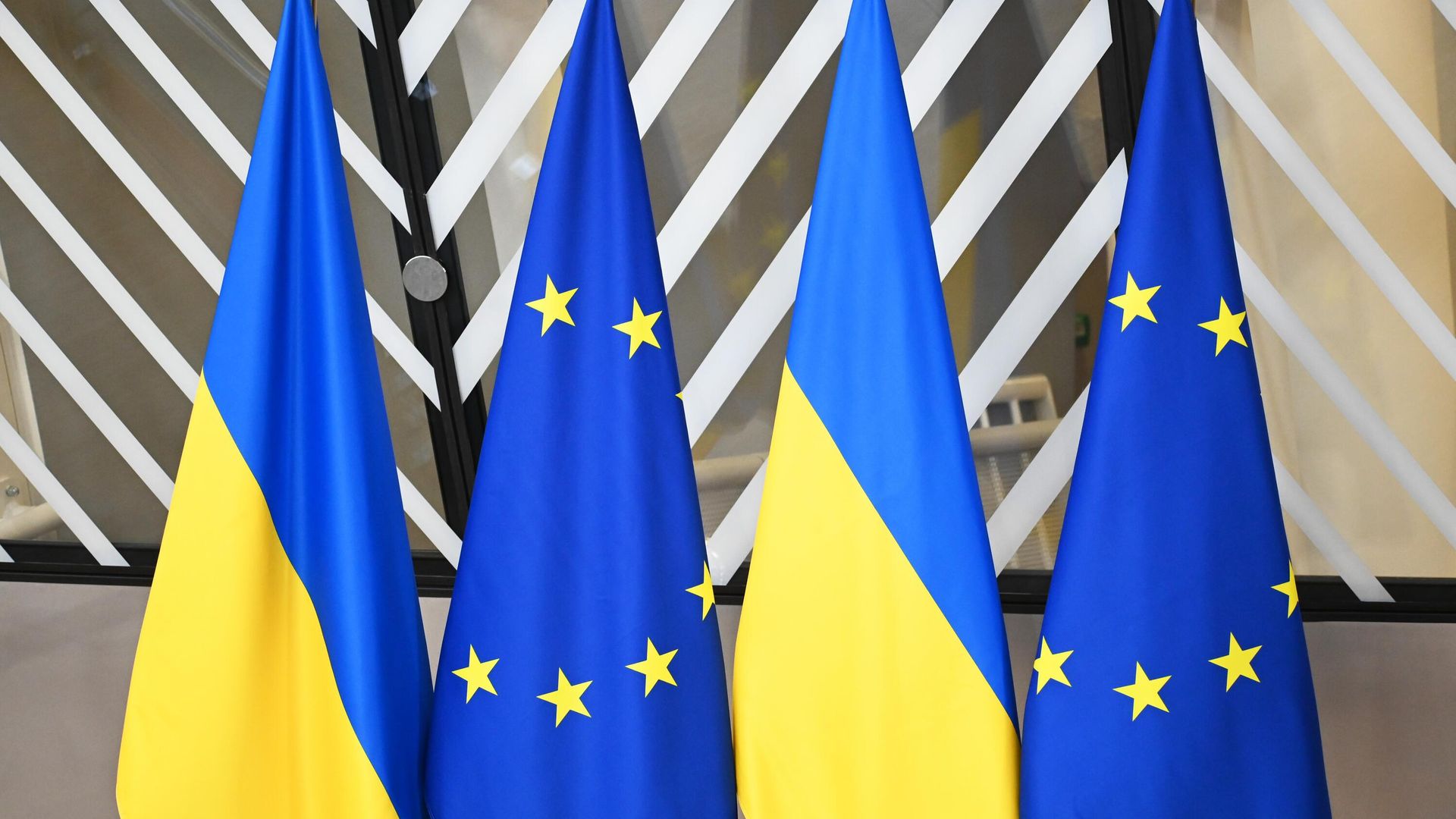 Государственные флаги Украины и флаги с символикой Евросоюза - ПРАЙМ, 1920, 24.10.2025