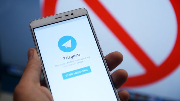 Мессенджер Telegram на экране телефона