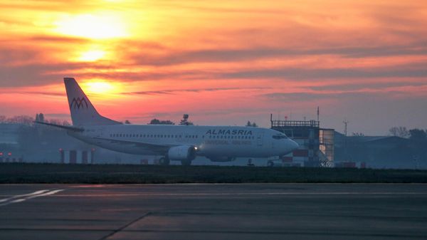 Самолет Boeing 737-400 авиакомпании Almasria Universal Airlines, прилетевший первым рейсом из Шарм-эль-Шейха в аэропорт Краснодара