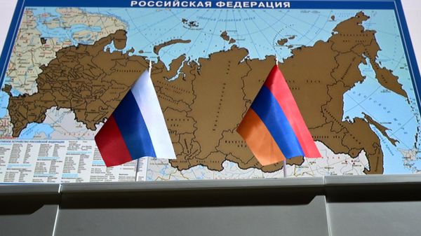 Государственные флаги России и Армении
