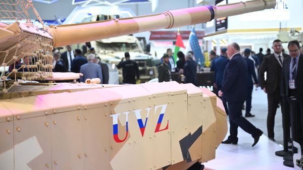 Танк Т-90МС на стенде Рособоронэкспорта на выставке IDEX 2025 в Объединенных Арабских Эмиратах