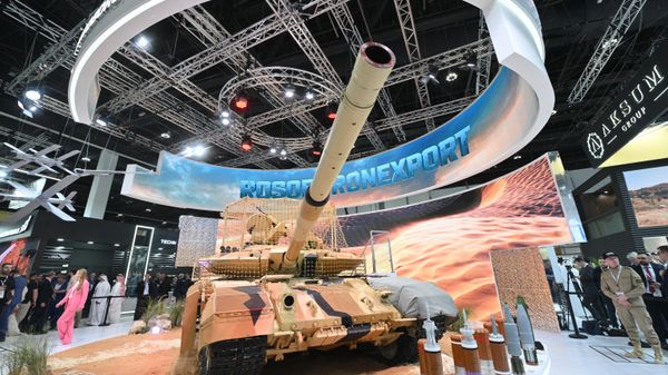 Экспортная версия танка Т-90МС Прорыв на выставке IDEX 2025 в ОАЭ