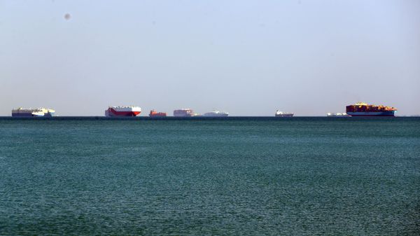 Морские суда ожидают прохода через Суэцкий канал