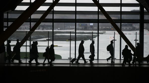 Пассажиры в Международном аэропорту Пассажиры в Международном аэропорту