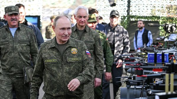 Президент РФ Владимир Путин во время посещения полигона Мулино