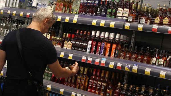 Покупатель выбирает алкоголь магазине