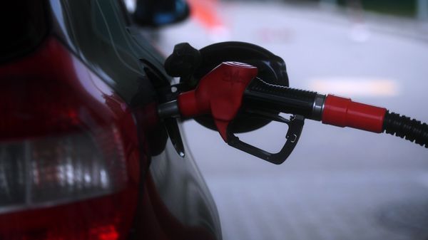 Заправка автомобиля на одной из автозаправочных станций