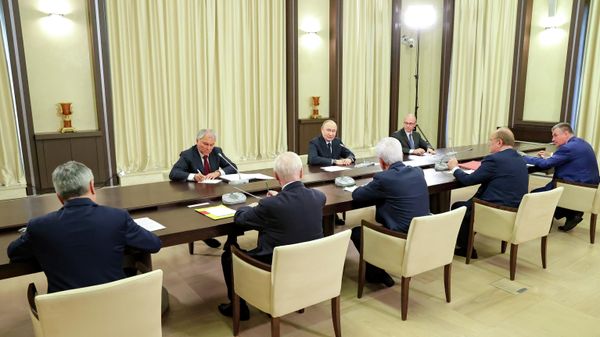 Президент РФ Владимир Путин проводит встречу с руководителями фракций политических партий в Госдуме РФ Президент РФ Владимир Путин проводит встречу с руководителями фракций политических партий в Госдуме РФ