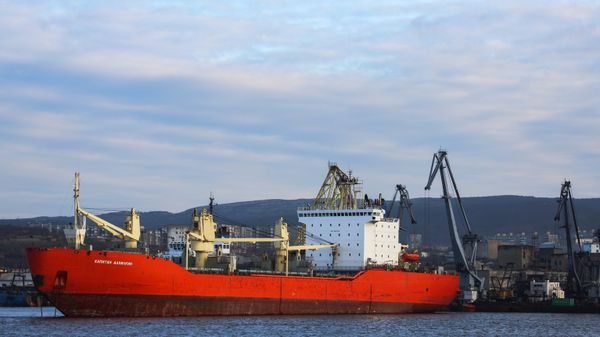 Сухогруз в Кольском заливе в Мурманской области