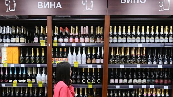 Покупательница в винно-водочном магазине