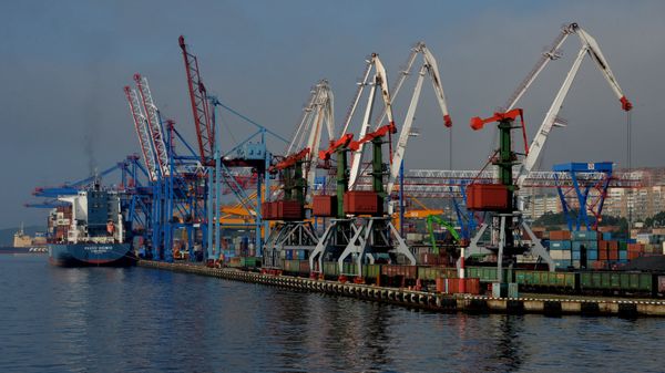 Морской торговый порт во Владивостоке