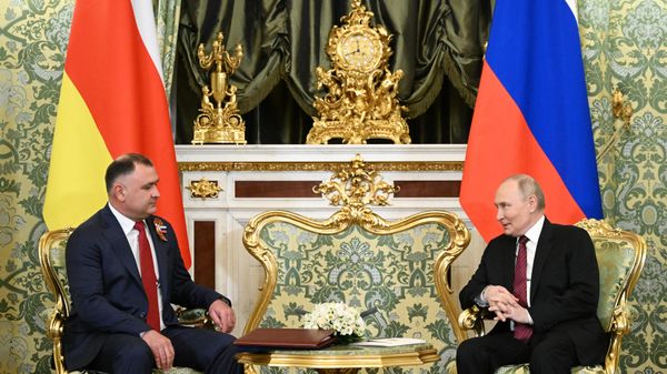 Президент РФ Владимир Путин и президент Южной Осетии Алан Гаглоев во время встречи Президент РФ Владимир Путин и президент Южной Осетии Алан Гаглоев во время встречи