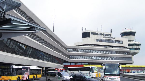 Главный терминал международного аэропорта Тегель в Берлине Главный терминал международного аэропорта Тегель в Берлине