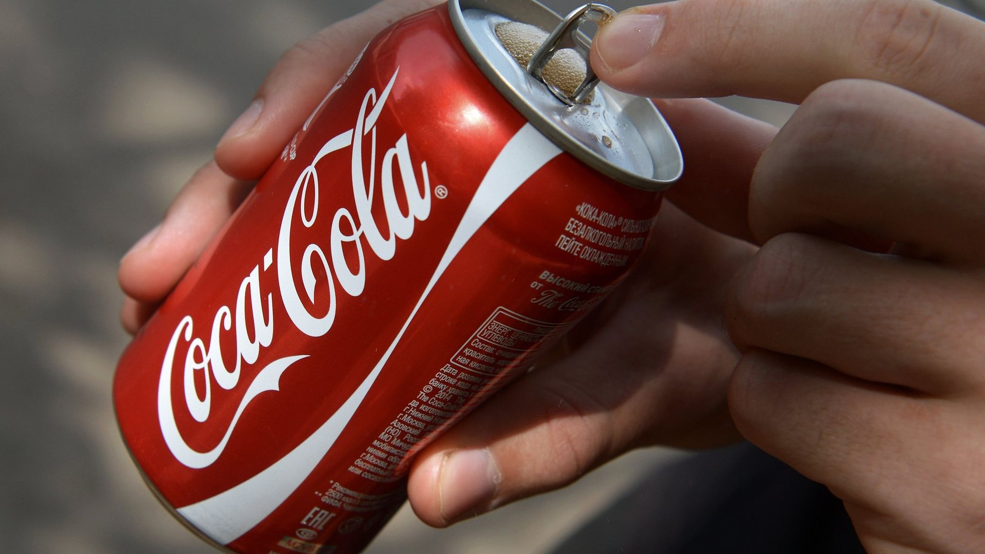 Покупатель держит банку с напитком компании Coca-Cola - ПРАЙМ, 1920, 03.04.2026