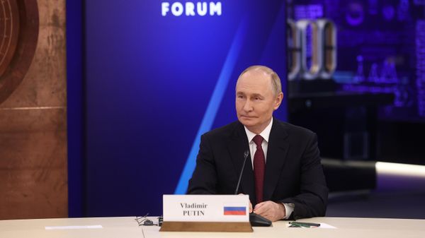 Президент России Владимир Путин на пленарном заседании международного форума Мировая атомная неделя на ВДНХ
