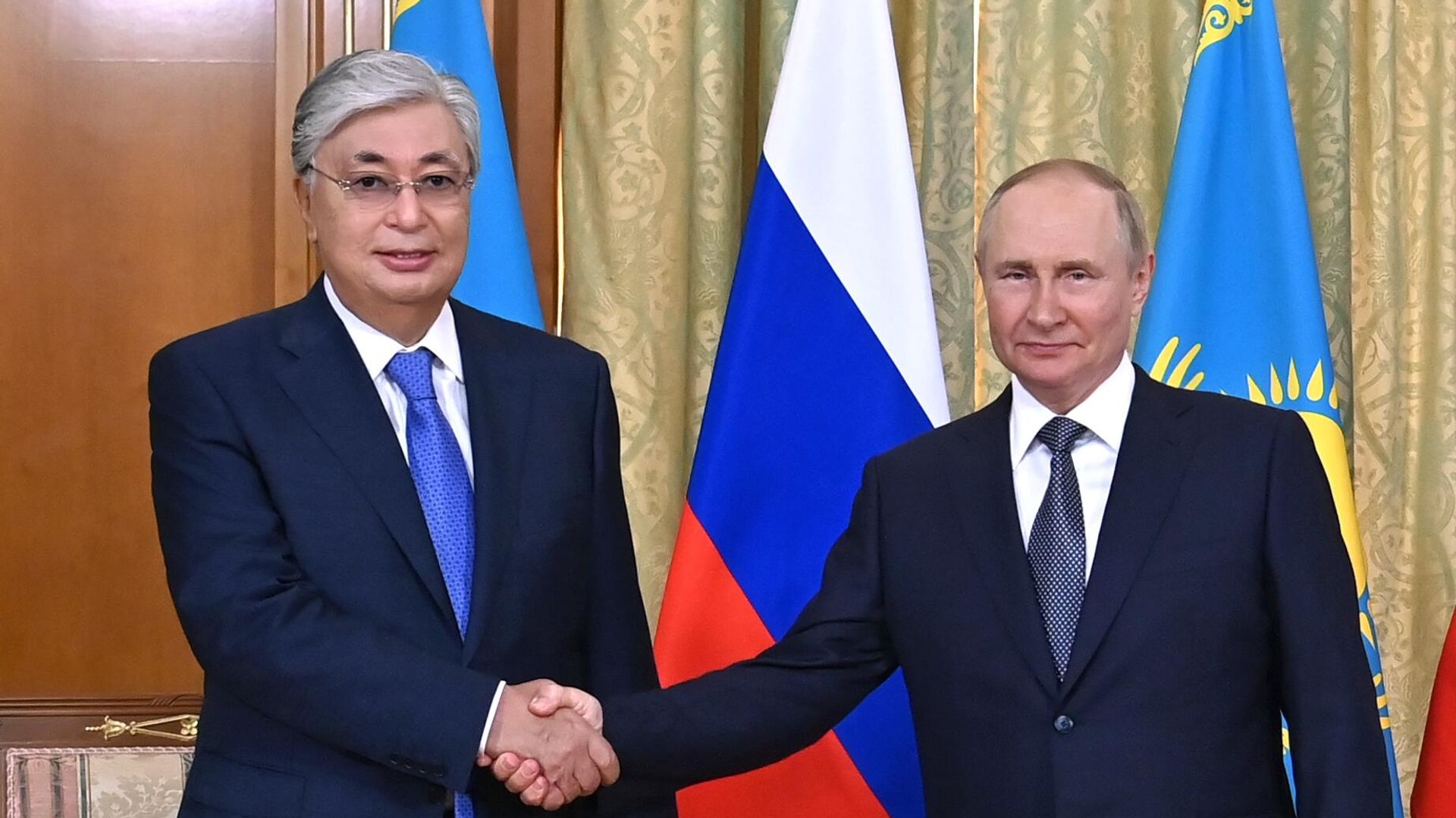 Президент РФ Владимир Путин и президент Казахстана Касым-Жомарт Токаев во время встречи - ПРАЙМ, 1920, 10.11.2025