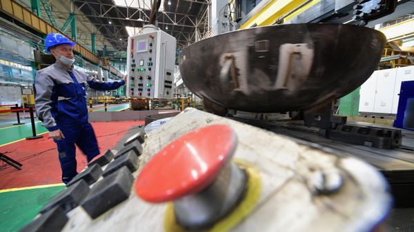 Рабочий в цехе по производству оборудования для атомного реактора