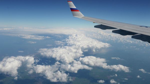 Вид из окна российского самолета во время полета