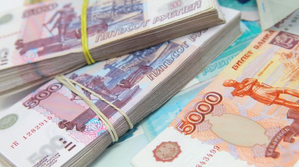 Рублевые купюры разного достоинства, архивное фото