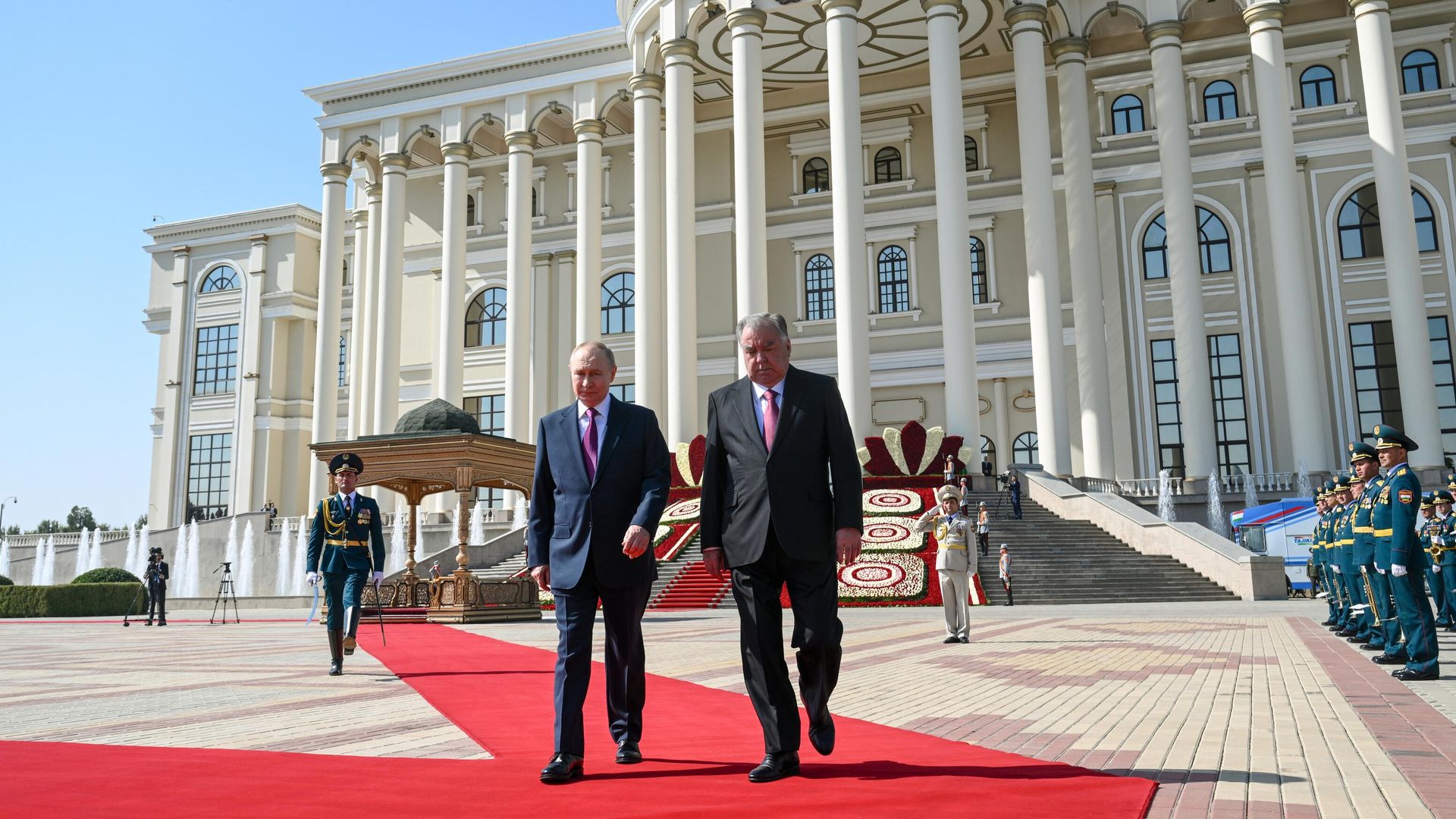 Президент РФ Владимир Путин и президент Таджикистана Эмомали Рахмон во время встречи в Душанбе Президент РФ Владимир Путин и президент Таджикистана Эмомали Рахмон во время встречи в Душанбе - ПРАЙМ, 1920, 09.10.2025