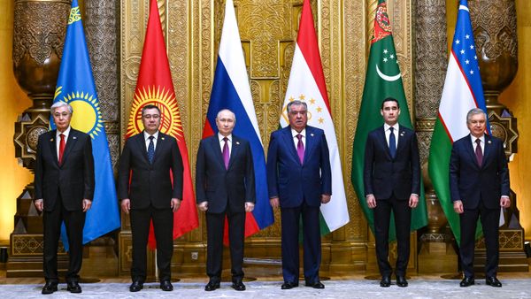 Президент РФ Владимир Путин на церемонии фотографирования глав государств-участников Второго саммита Россия - Центральная Азия