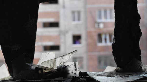 Вид на соседний дом через разбитое окно дома Вид на соседний дом через разбитое окно дома