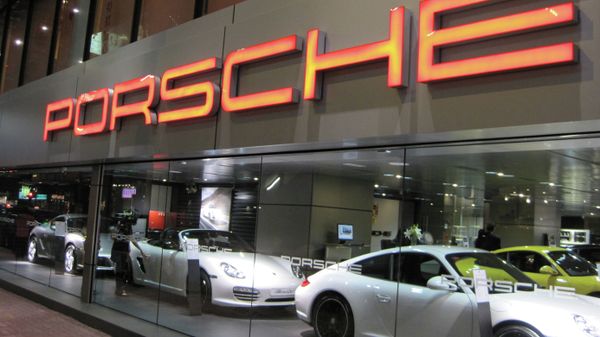 Фирменный салон Porsche в Гонконге