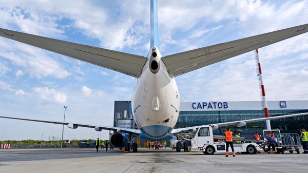 Самолет в международном аэропорту Гагарин в Саратовской области