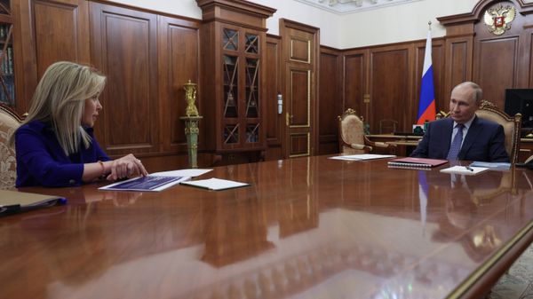 Президент РФ Владимир Путин и руководитель Федеральной службы по надзору в сфере природопользования Светлана Радионова во время встречи