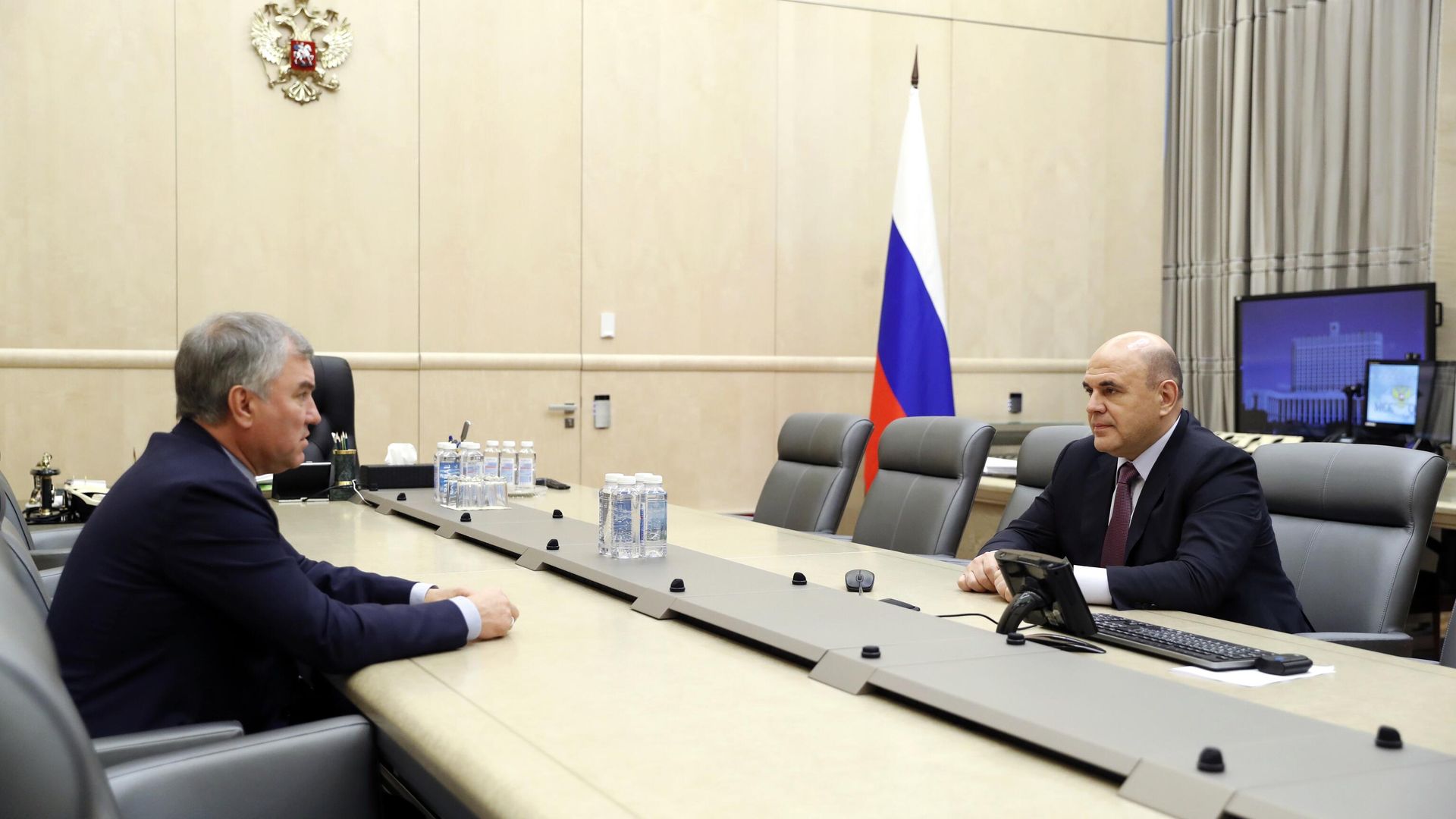 Михаил Мишустин и председатель Государственной Думы РФ Вячеслав Володин во время встречи - ПРАЙМ, 1920, 21.10.2025