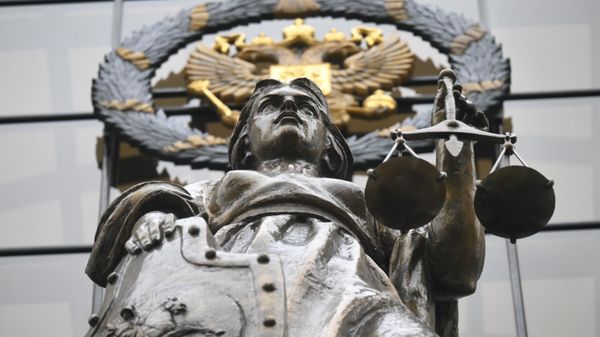 Статуя богини Фемиды у здания Верховного суда России в Москве