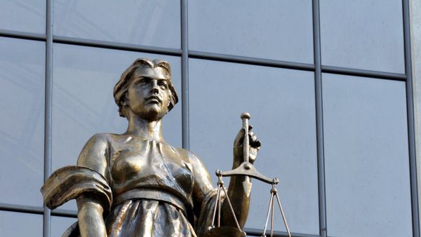 Статуя древнегреческой богини правосудия Фемиды