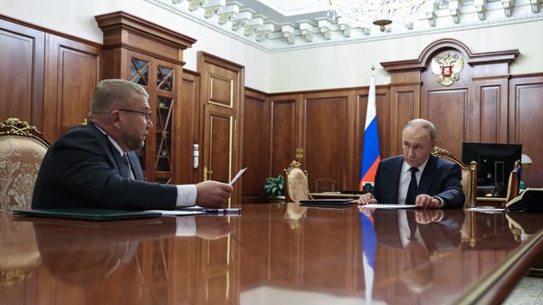 Президент Владимир Путин провел встречу с главой ФТС Валерием Пикалевым