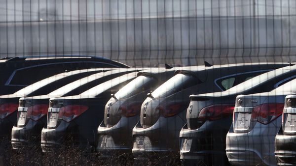 Автомобили Opel и Chevrolet на автостоянке
