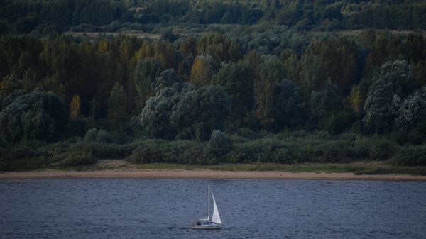 Яхта на Волге