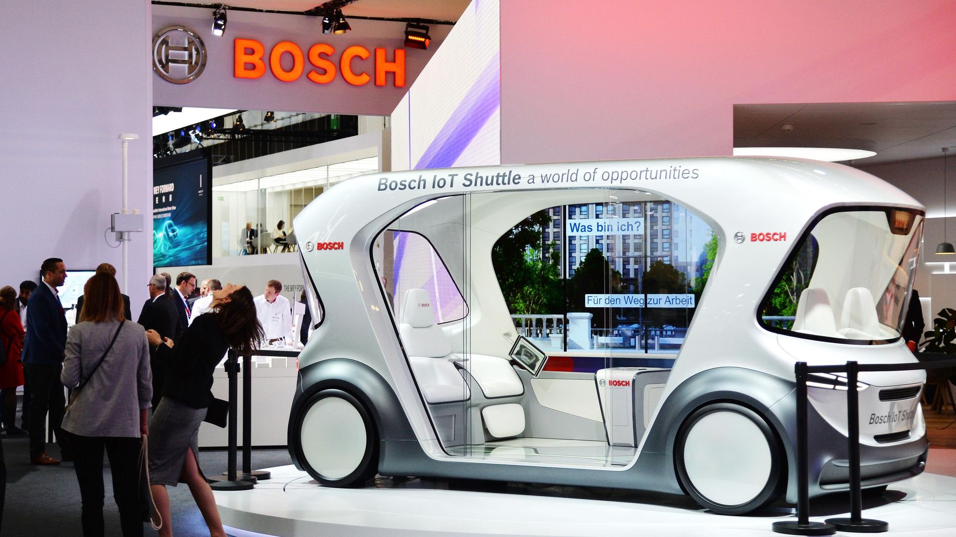 Посетители выставки у автомобиля Bosch IoT Shuttle - ПРАЙМ, 1920, 18.11.2025