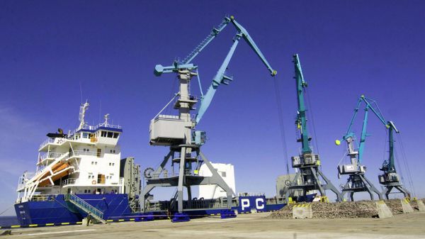 На территории универсального перегрузочного комплекса в морском торговом порту Усть-Луга На территории универсального перегрузочного комплекса в морском торговом порту Усть-Луга