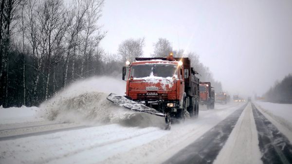 Снегоуборочная техника на трассе. Архивное фото Снегоуборочная техника на трассе. Архивное фото