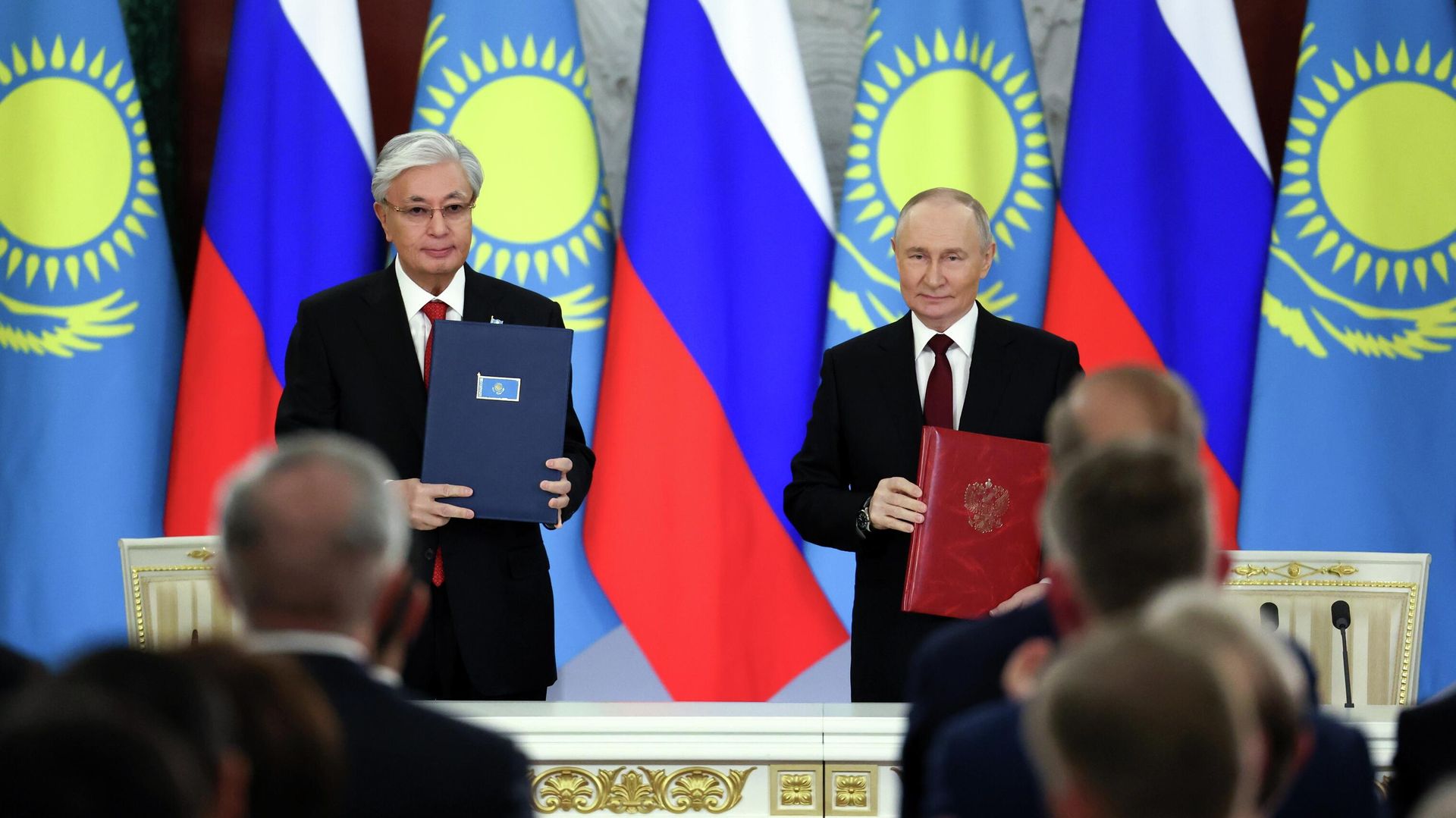 Президент РФ Владимир Путин и президент Казахстана Касым-Жомарт Токаев во время церемонии подписания документов по итогам российско-казахстанских переговоров. 12 ноября 2025 - ПРАЙМ, 1920, 12.11.2025