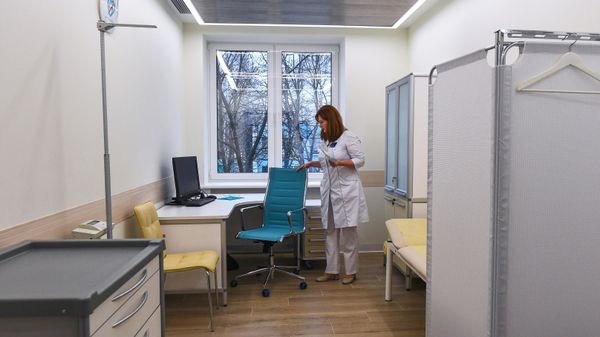 Медицинский работник в кабинете в поликлинике