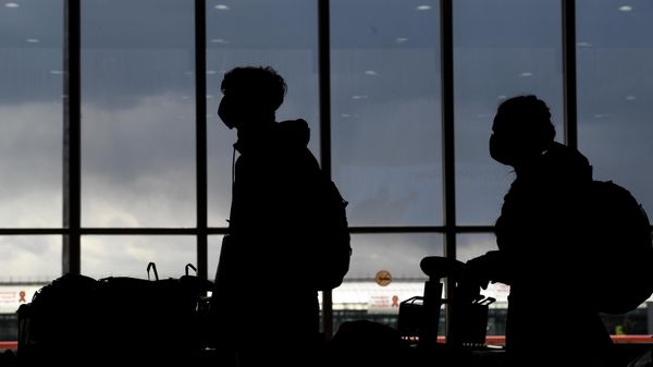 Пассажиры в аэропорту Шереметьево в Москве