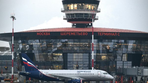 Самолет авиакомпании Аэрофлот на взлетной полосе Международного аэропорта Шереметьево